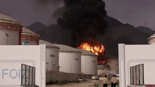 Một cột khói lớn bốc lên từ nhà máy điện hạt nhân ở UAE, giá dầu thế giới lập tức tăng mạnh: Vượt ngưỡng 110 USD, lập đỉnh sau 2 tuần - Ảnh 1.