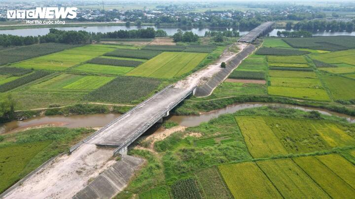 Cận cảnh cầu thuộc dự án 250 tỷ xây xong 'chỉ để ngắm'- Ảnh 4.