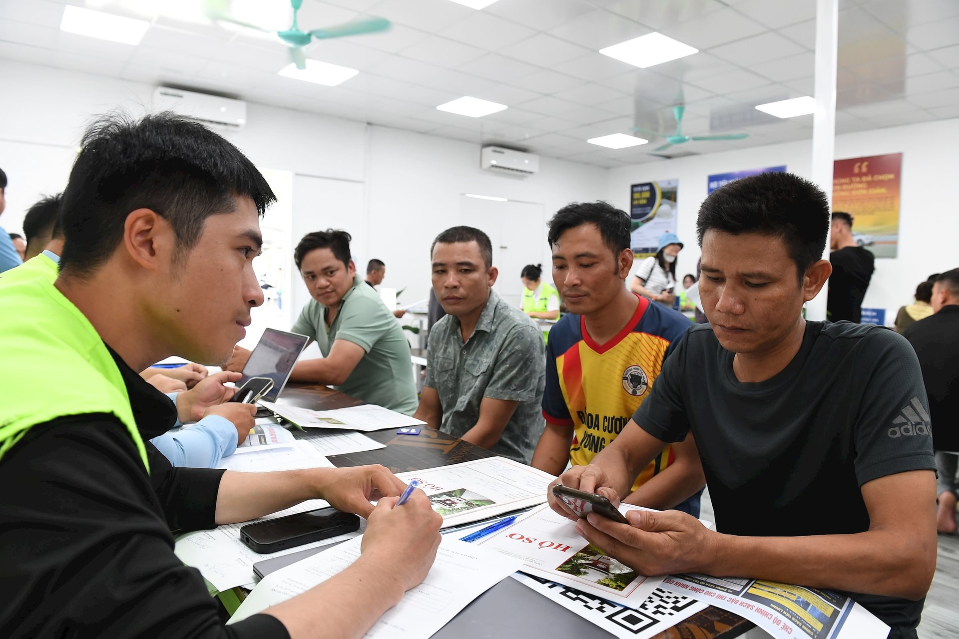 Chưa từng có: Vingroup tuyển 20.000 lao động cho dự án KĐT lớn nhất VN, người Hà Nội phấn khởi nộp hồ sơ- Ảnh 7.