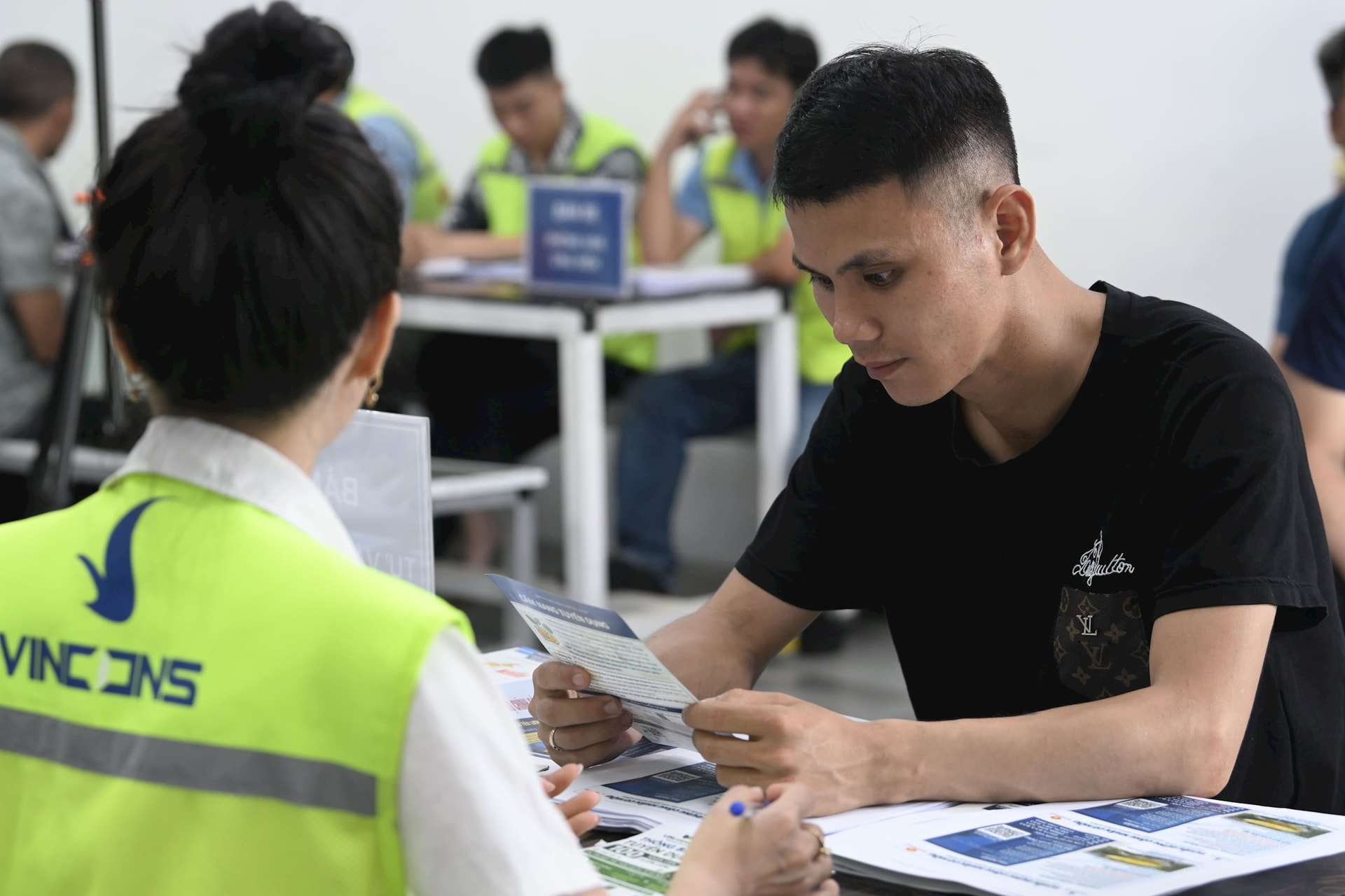 Chưa từng có: Vingroup tuyển 20.000 lao động cho dự án KĐT lớn nhất VN, người Hà Nội phấn khởi nộp hồ sơ- Ảnh 1.