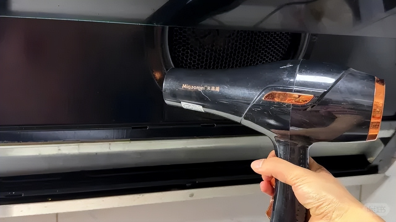 Máy hút mùi bám đầy dầu mỡ vẫn có thể sạch bong chỉ sau 20 phút: Nhiều người bất ngờ vì “vũ khí” lại là… máy sấy tóc - Ảnh 2.