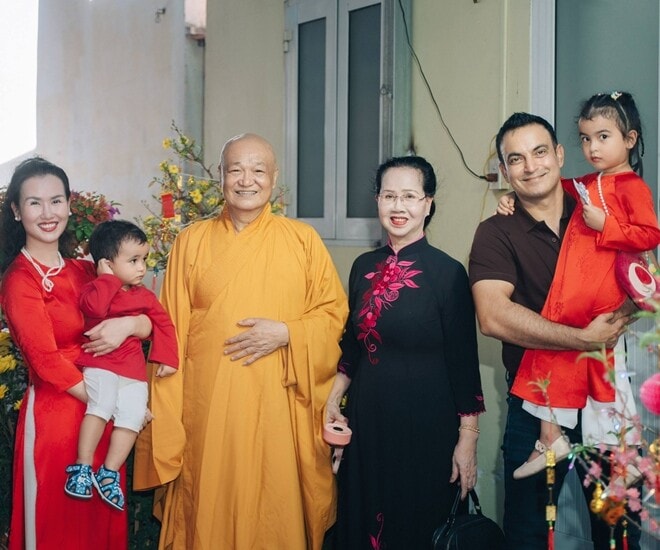 Nữ ca sĩ hàng đầu Việt Nam: Cha ruột nương nhờ cửa Phật, lấy chồng ngoại quốc, 2 con ăn chay từ 0 tuổi - Ảnh 1.