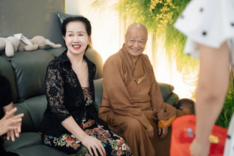 Nữ ca sĩ hàng đầu Việt Nam: Cha ruột nương nhờ cửa Phật, lấy chồng ngoại quốc, 2 con ăn chay từ 0 tuổi - Ảnh 2.