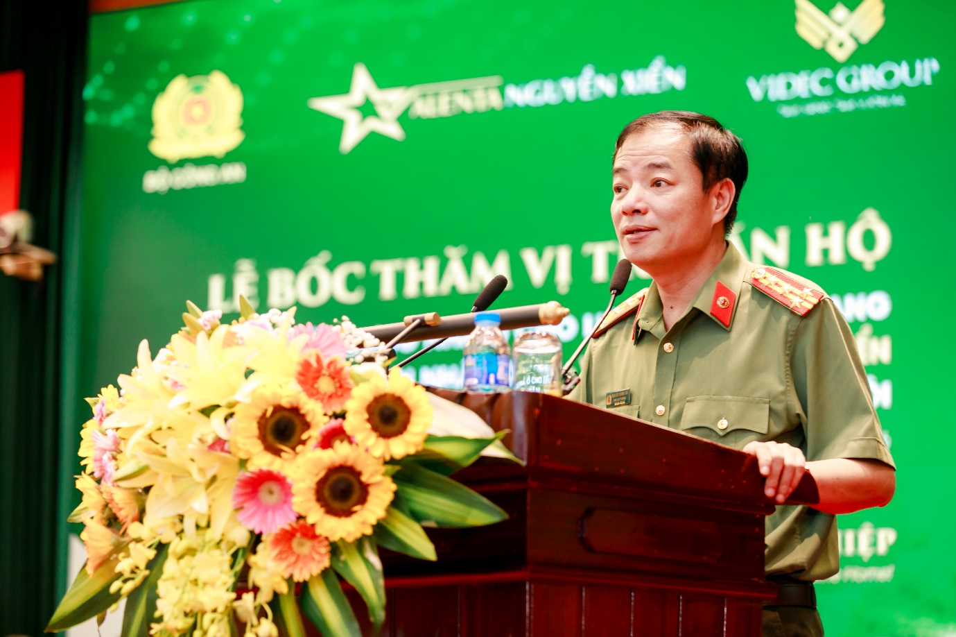 Valenta Nguyễn Xiển minh bạch bốc thăm căn hộ cho chiến sĩ CAND - Ảnh 1. Valenta Nguyễn Xiển minh bạch bốc thăm căn hộ cho chiến sĩ CAND - Ảnh 1.