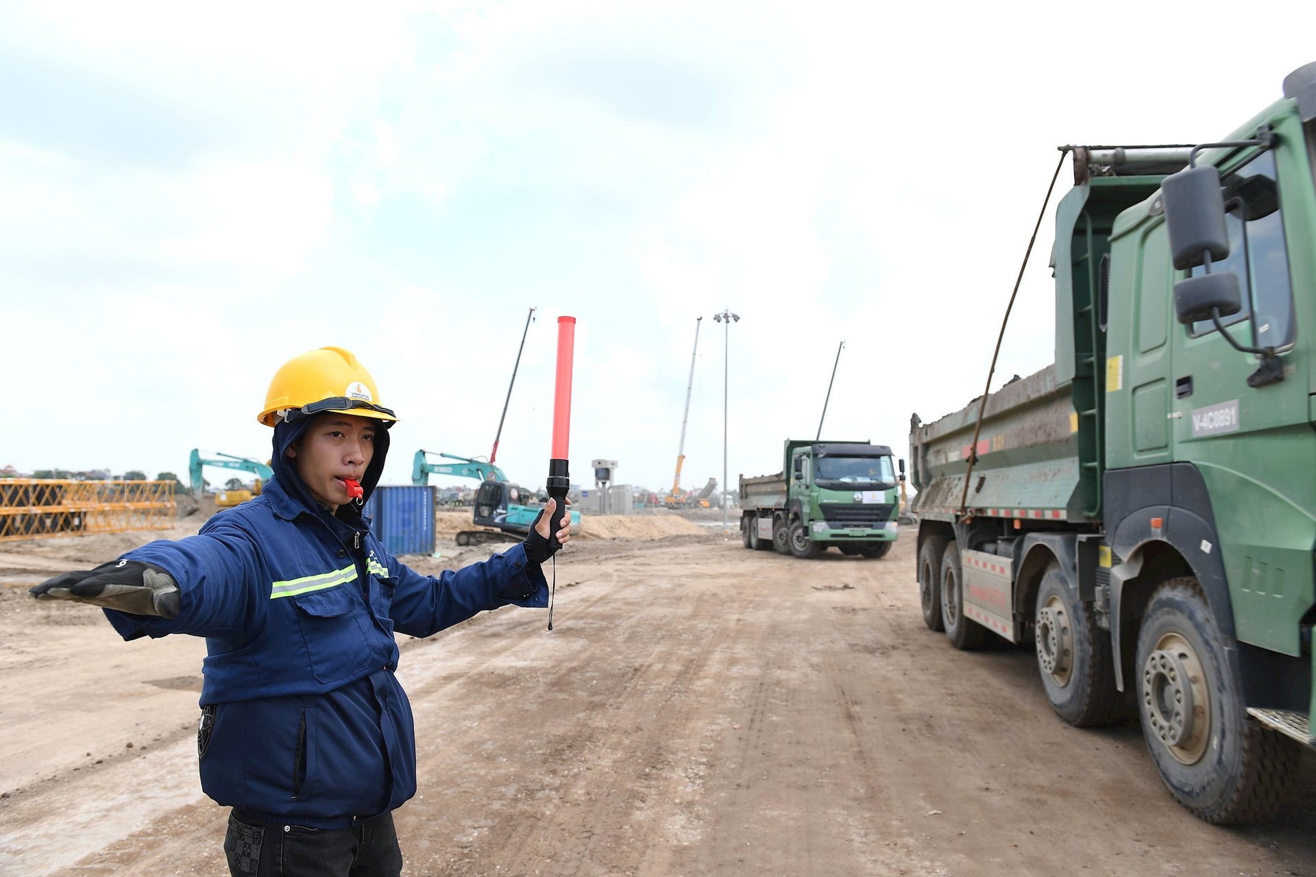 Chưa từng có: Vingroup tuyển 20.000 lao động cho dự án KĐT lớn nhất VN, người Hà Nội phấn khởi nộp hồ sơ- Ảnh 4.