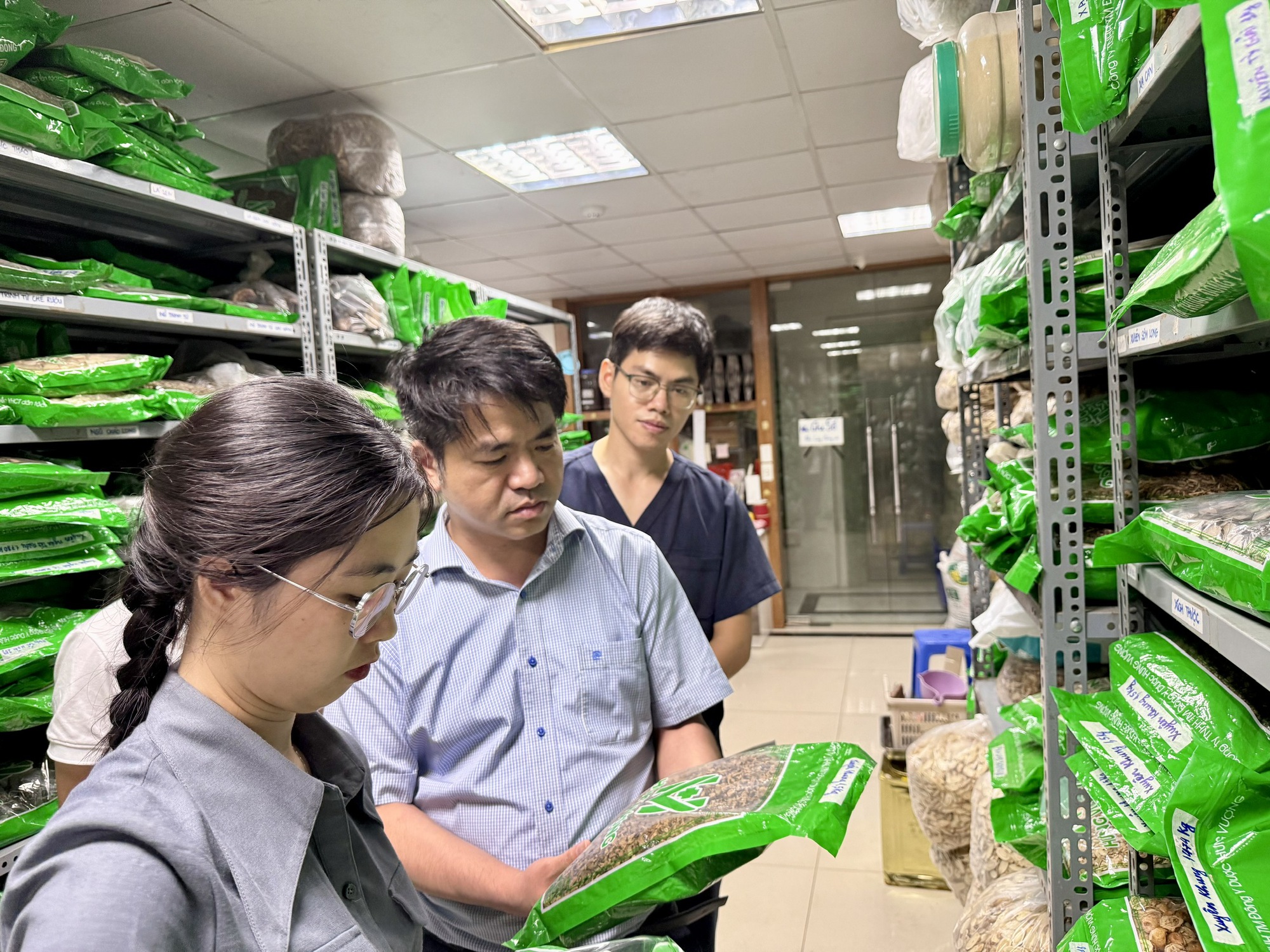Tràn lan quảng cáo thổi phồng thuốc y học cổ truyền - Ảnh 2.
