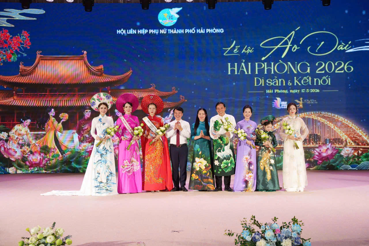 Chạy mưa dựng lại sân khấu trong 3 tiếng, NTK Cao Thu Vân vẫn kể trọn "Miền ký ức" bằng áo dài- Ảnh 6.