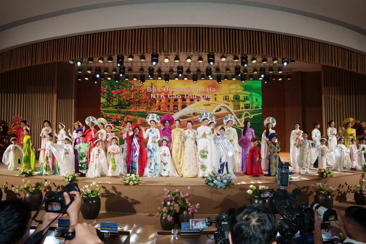 Chạy mưa dựng lại sân khấu trong 3 tiếng, NTK Cao Thu Vân vẫn kể trọn "Miền ký ức" bằng áo dài- Ảnh 1.