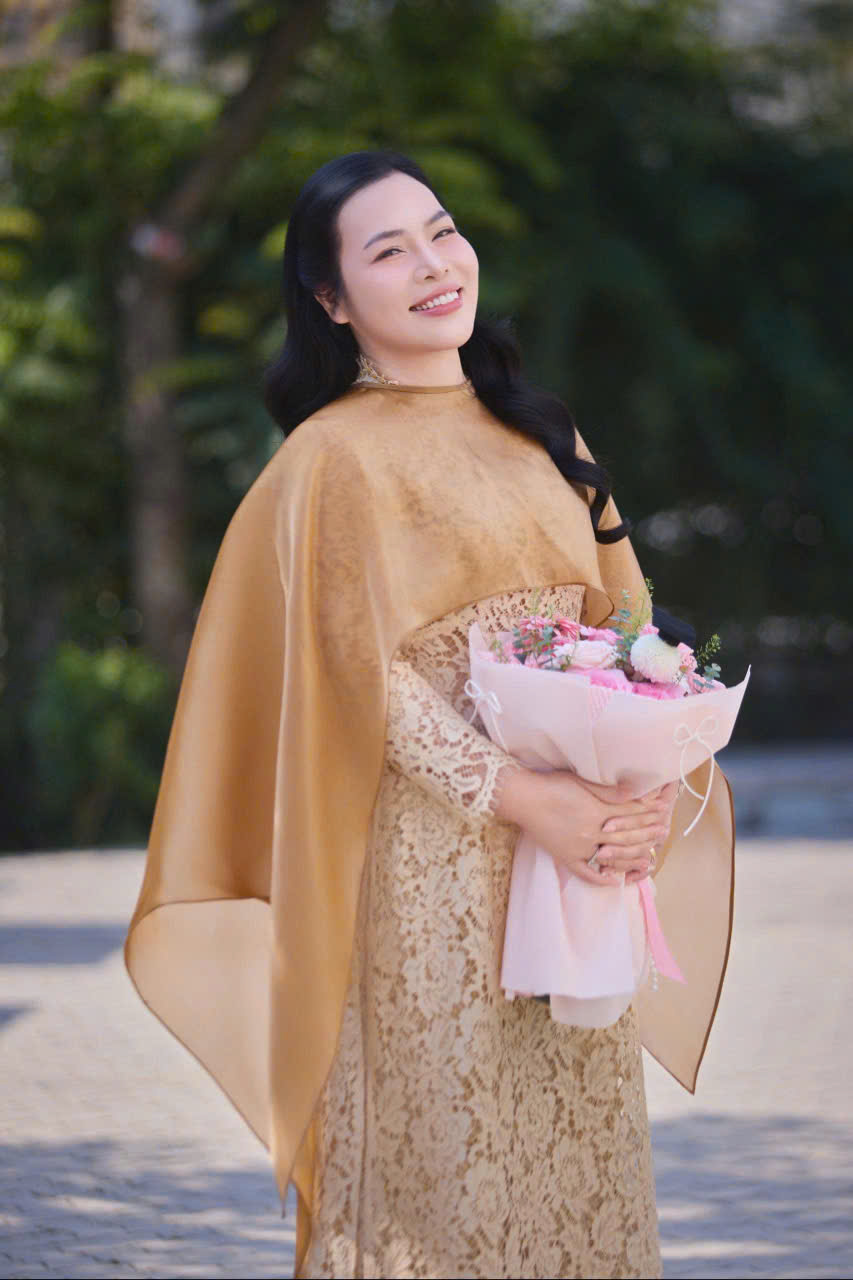 Chạy mưa dựng lại sân khấu trong 3 tiếng, NTK Cao Thu Vân vẫn kể trọn "Miền ký ức" bằng áo dài- Ảnh 2.