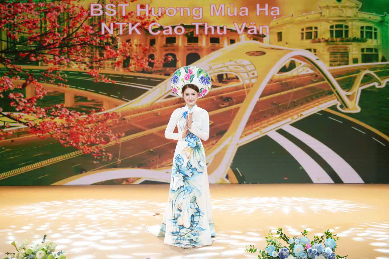 Chạy mưa dựng lại sân khấu trong 3 tiếng, NTK Cao Thu Vân vẫn kể trọn "Miền ký ức" bằng áo dài- Ảnh 4.