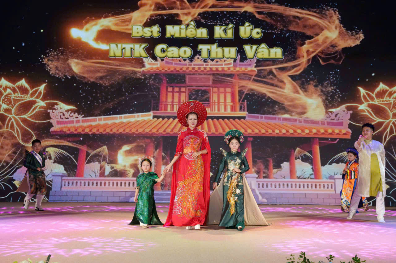 Chạy mưa dựng lại sân khấu trong 3 tiếng, NTK Cao Thu Vân vẫn kể trọn "Miền ký ức" bằng áo dài- Ảnh 5.