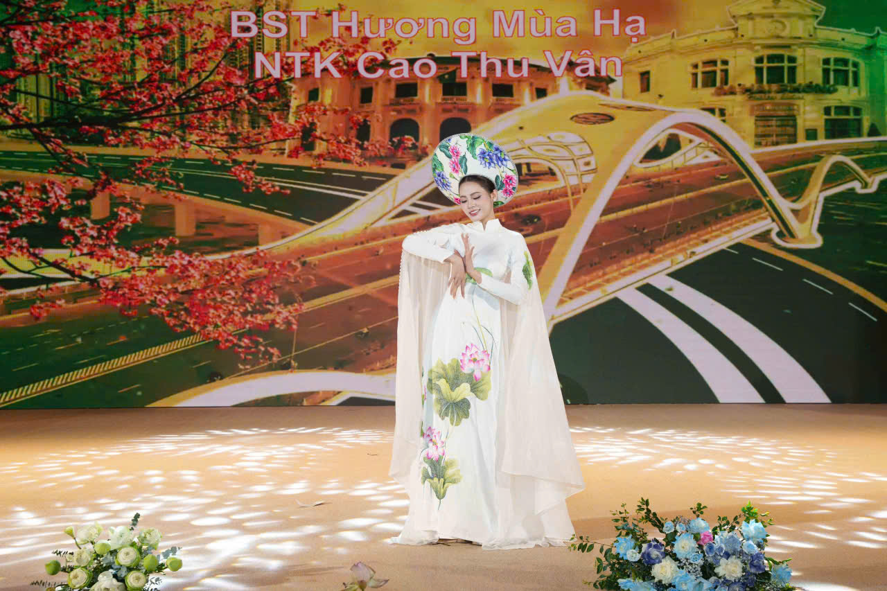 Chạy mưa dựng lại sân khấu trong 3 tiếng, NTK Cao Thu Vân vẫn kể trọn "Miền ký ức" bằng áo dài- Ảnh 3.