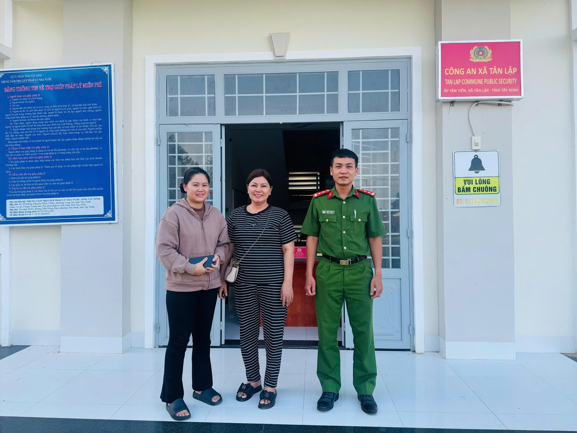 Hai người phụ nữ SN 1966 và 1997 cùng đến công an làm việc sau khi tài khoản phát sinh giao dịch 250.000.000 đồng- Ảnh 1.