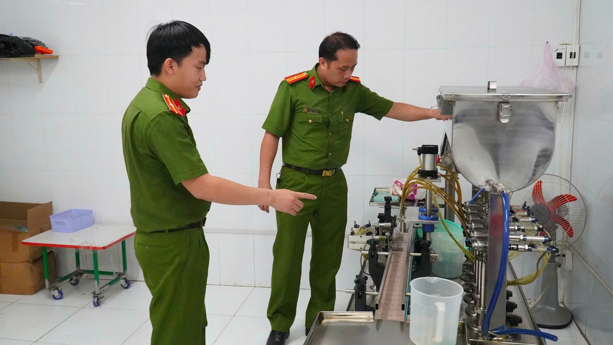 Công an Tây Ninh triệt phá xưởng sản xuất dầu gió giả quy mô lớn - Ảnh 2. Công an Tây Ninh triệt phá xưởng sản xuất dầu gió giả quy mô lớn - Ảnh 2.