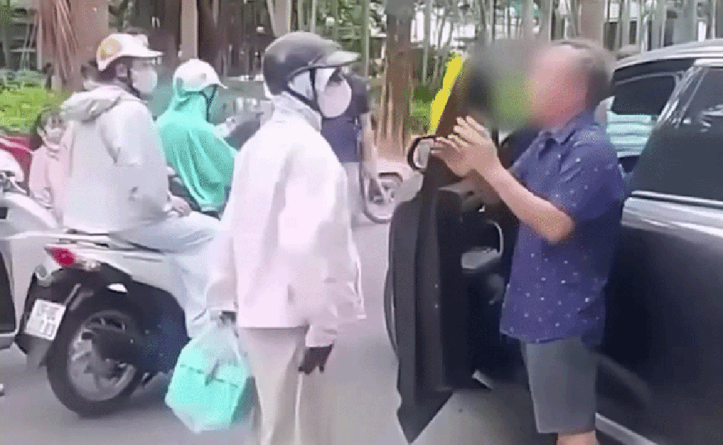 Công an điều tra vụ hành hung tài xế ô tô tại Hà Nội gây xôn xao - Ảnh 1.