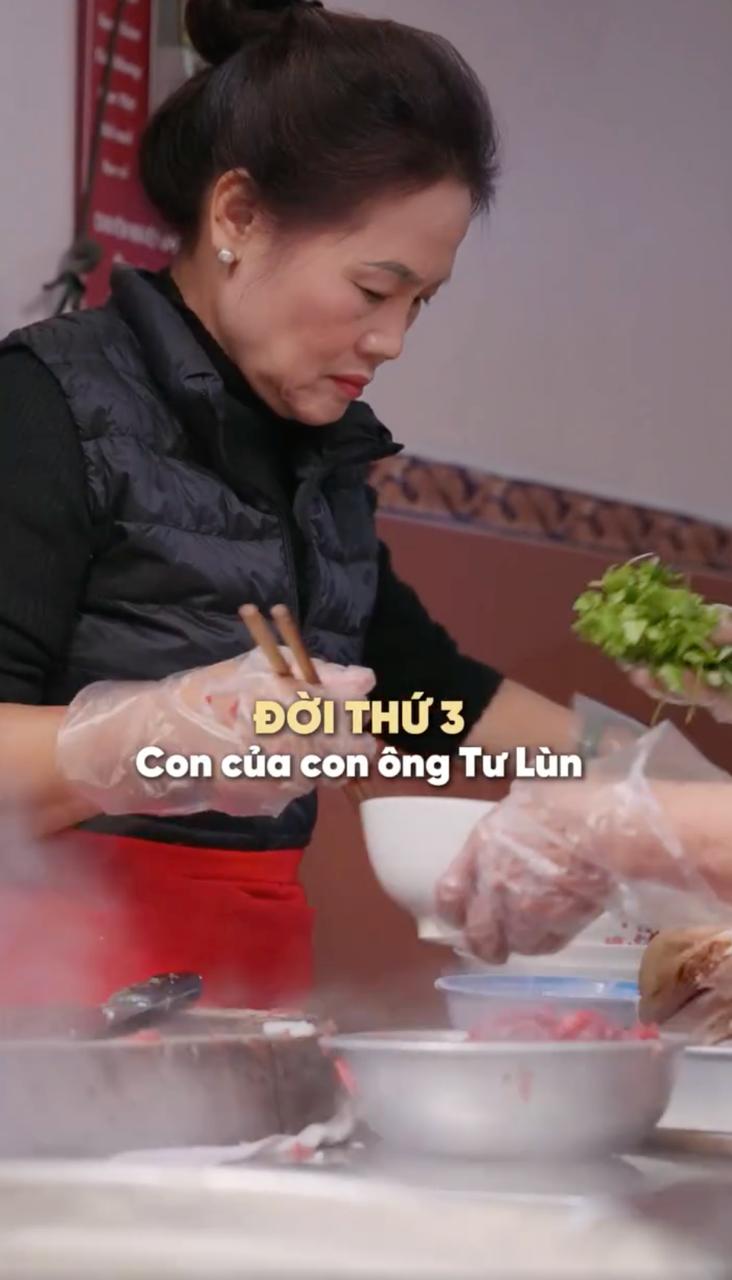 Quán phở “độc đáo” nhất Hà Nội đập thẳng thịt sống vào bát, được NSƯT Chí Trung mê mẩn ăn suốt 3 đời- Ảnh 2.