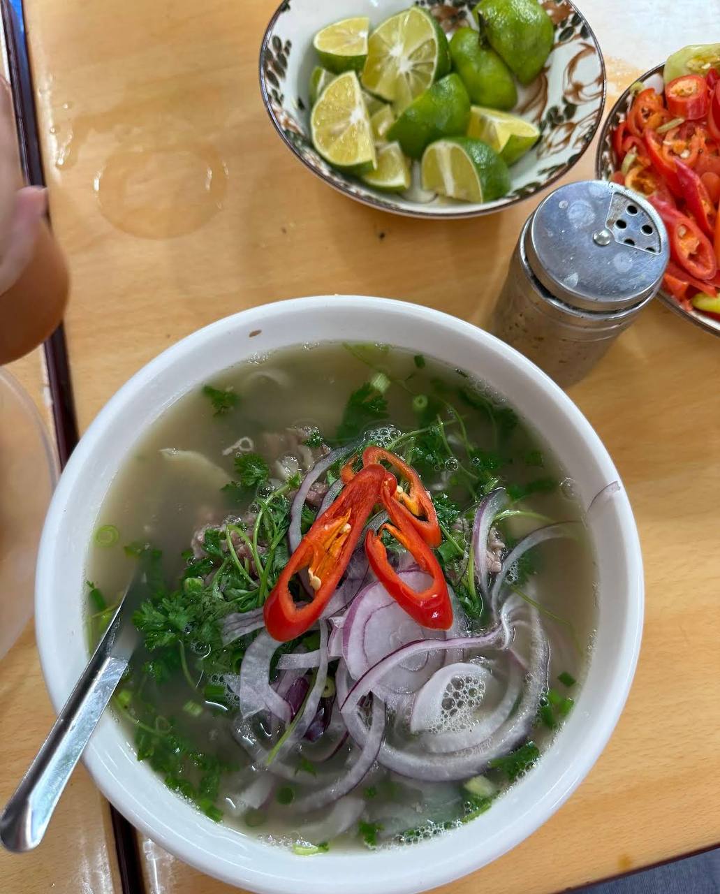 Quán phở “độc đáo” nhất Hà Nội đập thẳng thịt sống vào bát, được NSƯT Chí Trung mê mẩn ăn suốt 3 đời- Ảnh 9.