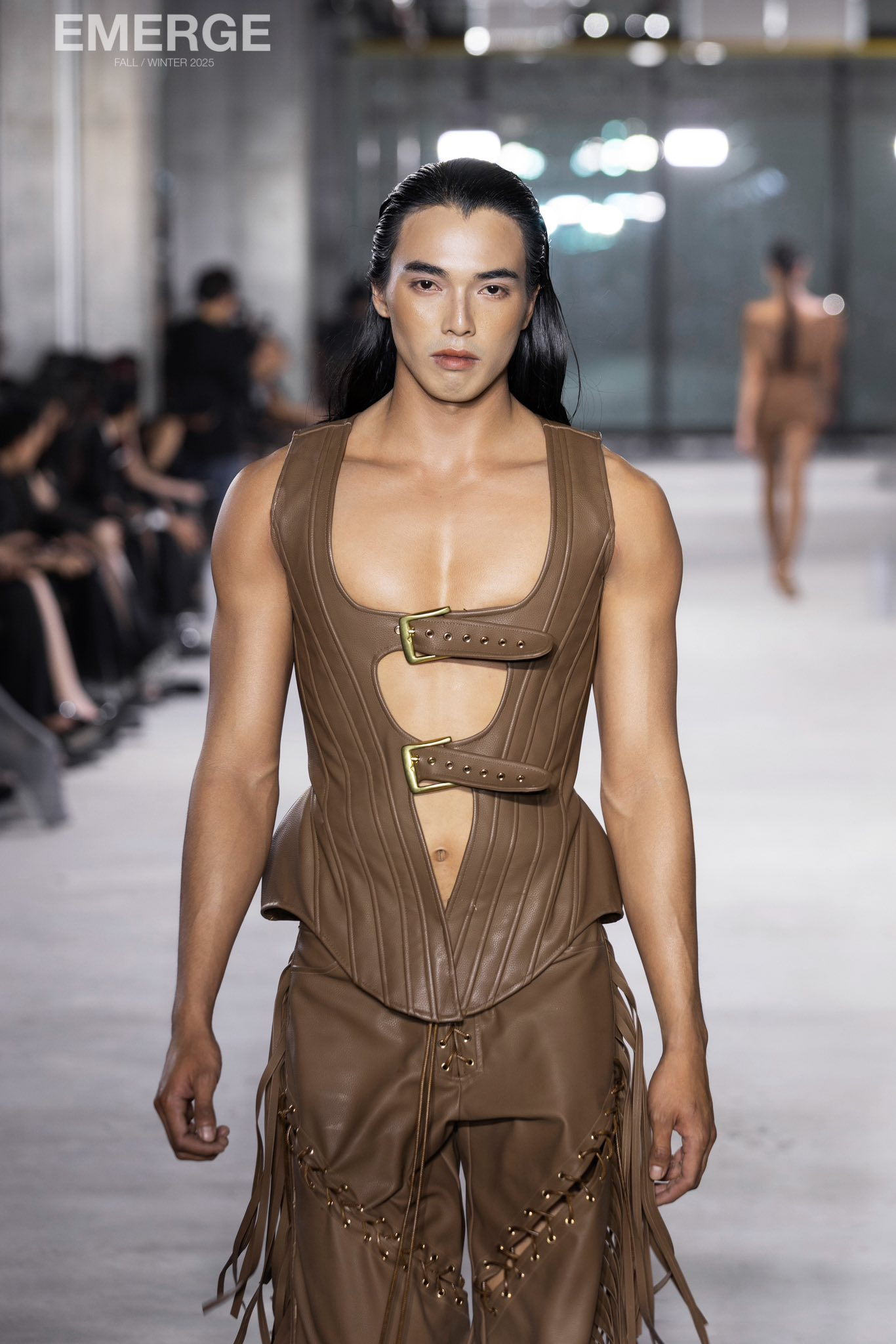 “Anh nông dân đẹp trai nhất Việt Nam” đi catwalk gây tranh cãi: "Ai chọc gì ảnh vậy nhỉ?" - Ảnh 9.