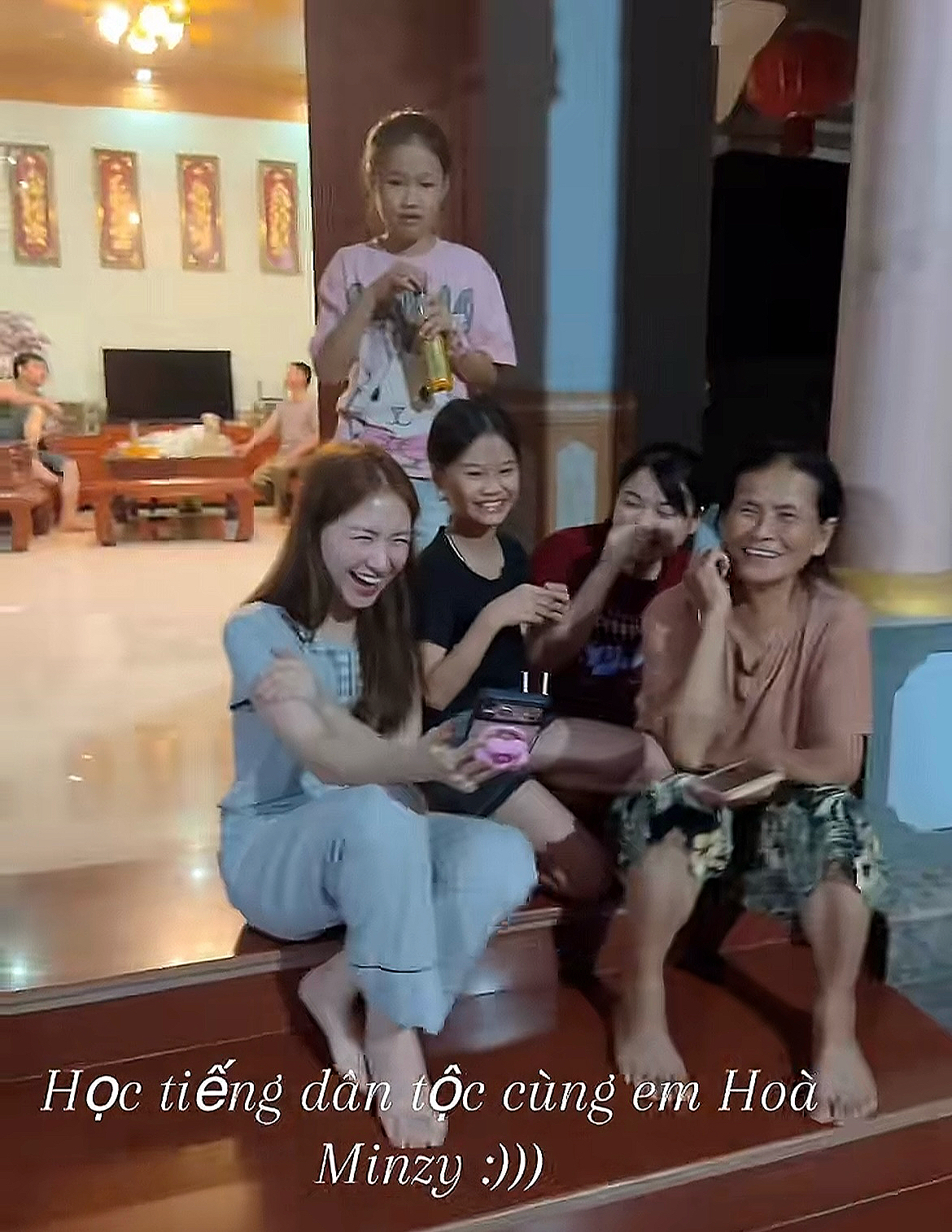 Hòa Minzy công khai chồng là người dân tộc Sán Dìu, Hoàng Quyên ngay lập tức rủ làm chung 1 việc- Ảnh 1.