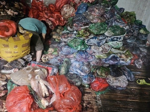 Tiến hành kiểm tra, thu giữ 1.200 kg nội tạng, xương bò bẩn tại một cơ sở kinh doanh ở Hà Nội- Ảnh 1. Tiến hành kiểm tra, thu giữ 1.200 kg nội tạng, xương bò bẩn tại một cơ sở kinh doanh ở Hà Nội- Ảnh 1.