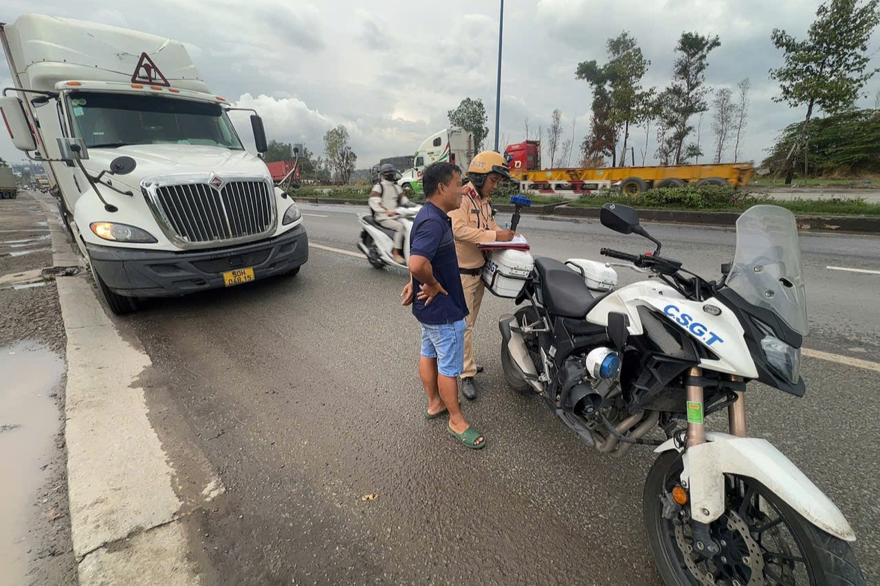 CSGT đang xử lý nghiêm lỗi này ở 5 phường của TPHCM - Ảnh 4.