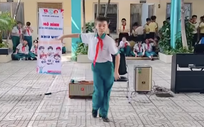 1 trường học ở TP.HCM gây "bão" MXH với tiết mục giờ ra chơi độc đáo: Nhiều người xem xong "réo" tên Phan Hiển - Khánh Thi- Ảnh 1.