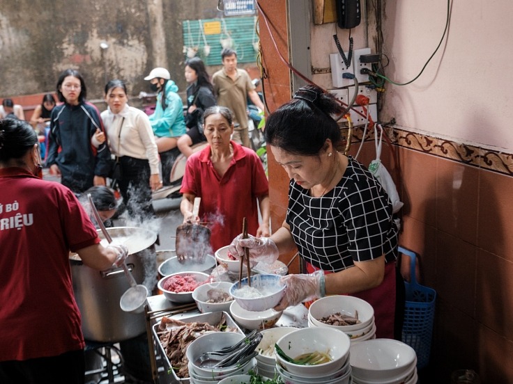 Quán phở “độc đáo” nhất Hà Nội đập thẳng thịt sống vào bát, được NSƯT Chí Trung mê mẩn ăn suốt 3 đời- Ảnh 8.