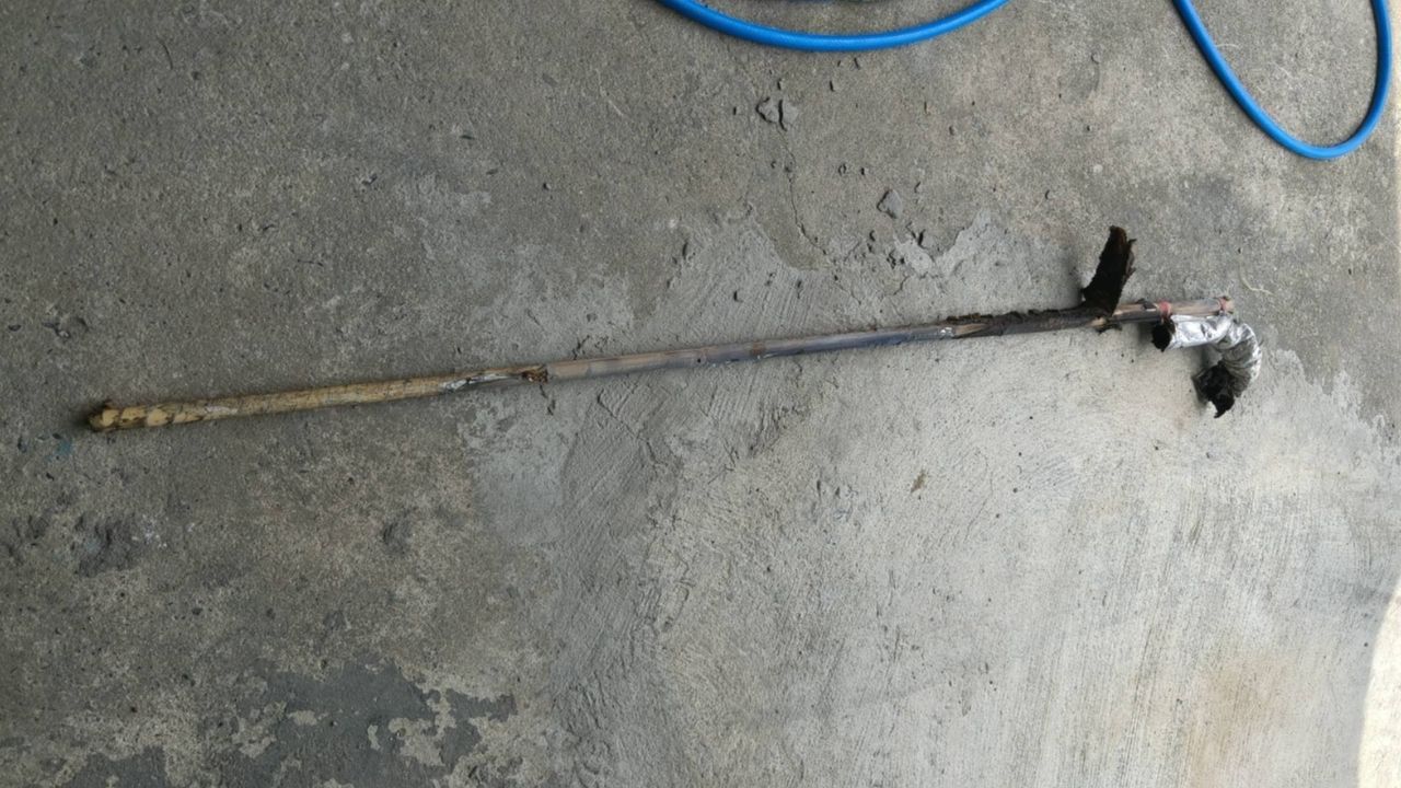 Người phụ nữ gãy chân vì vật lạ xuyên thủng mái nhà khi đang ở phòng ngủ- Ảnh 1.