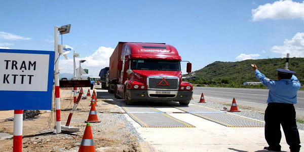 Phát hiện xe tải màu đỏ lạ, công an Việt Nam lập tức theo dõi giám sát, kiểm tra - Ảnh 1.