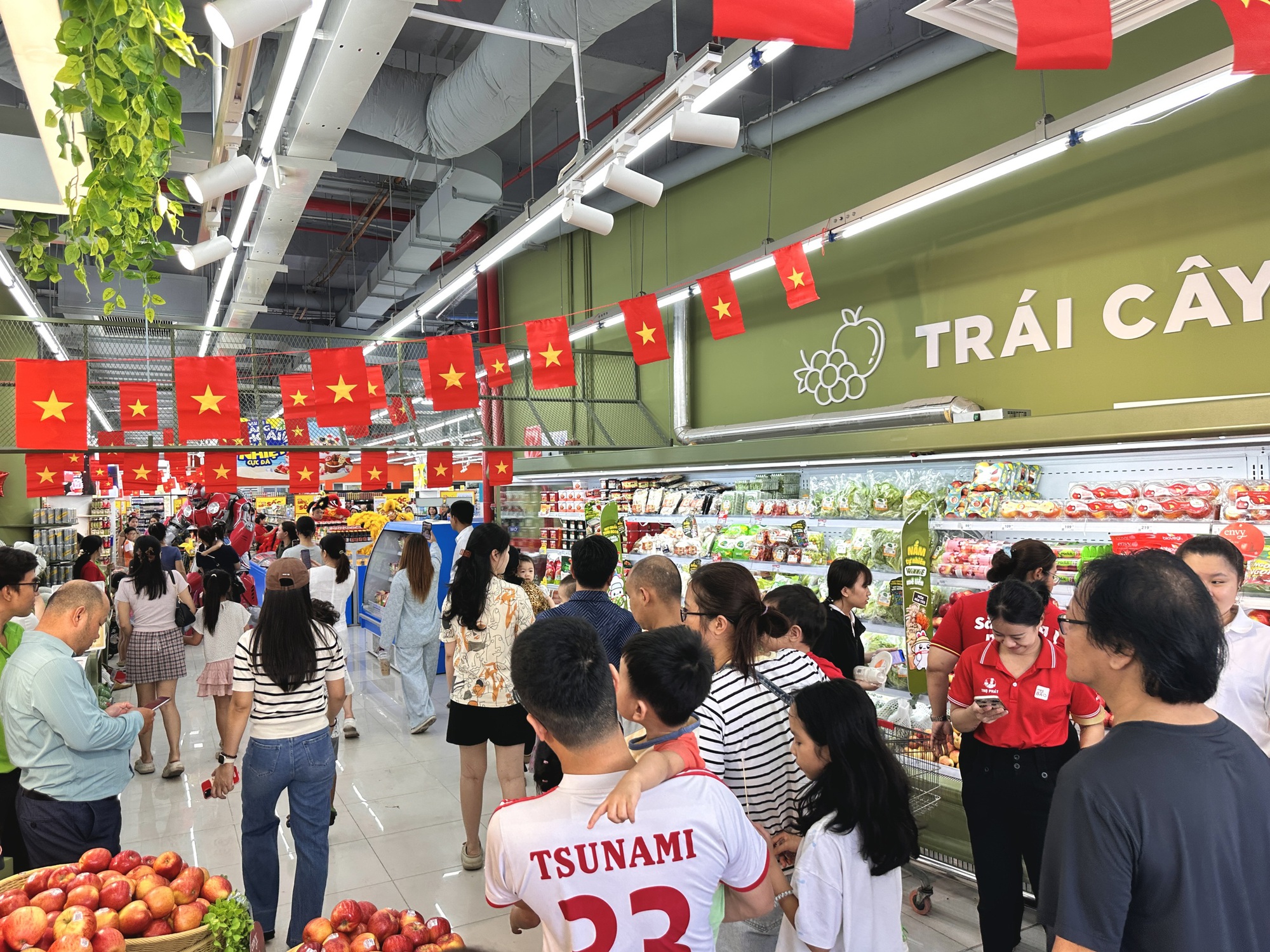 Xu hướng mua sắm dịp lễ 30 - 4 và 1 - 5: Sức mua tăng mạnh tại siêu thị - Ảnh 1.