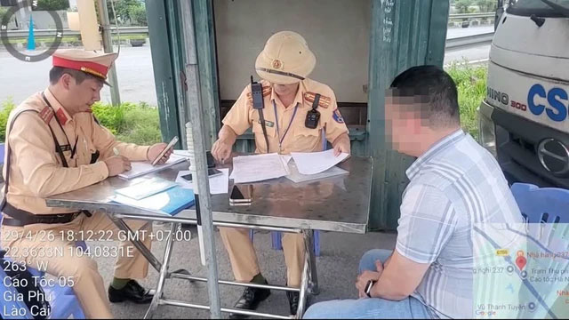 Vi phạm nồng độ cồn bị tước bằng, một cán bộ xã vẫn lái xe trên cao tốc - Ảnh 1.
