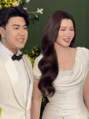 Lễ ăn hỏi Akira Phan và vợ CEO hôm nay: Sính lễ kim cương khủng, 3 con riêng của cô dâu đến chúc phúc- Ảnh 2.