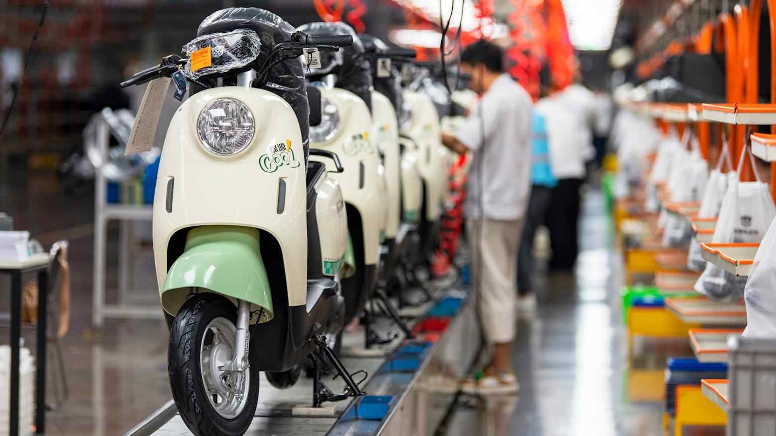 'Thời tới cản không kịp', xe máy điện Trung Quốc ồ ạt đổ bộ vào thị trường hơn 700 triệu dân, có nơi cung không đủ cầu - đâu là nguyên nhân? - Ảnh 1.