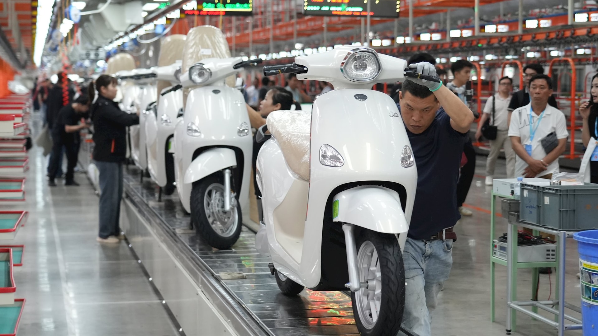 'Thời tới cản không kịp', xe máy điện Trung Quốc ồ ạt đổ bộ vào thị trường hơn 700 triệu dân, có nơi cung không đủ cầu - đâu là nguyên nhân? - Ảnh 3.