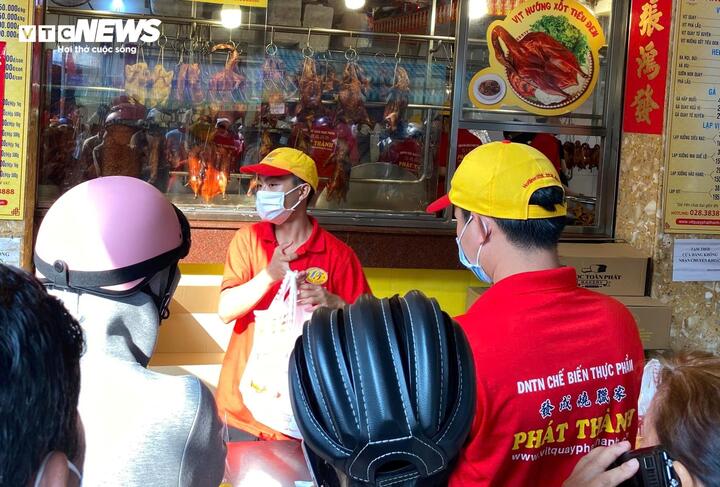 Tiệm vịt quay ở TP.HCM bỏ túi cả trăm triệu đồng mỗi ngày dịp 30/4 - 1/5 - Ảnh 1.