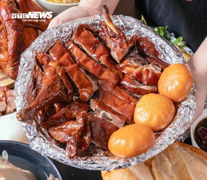 Tiệm vịt quay ở TP.HCM bỏ túi cả trăm triệu đồng mỗi ngày dịp 30/4 - 1/5 - Ảnh 3.