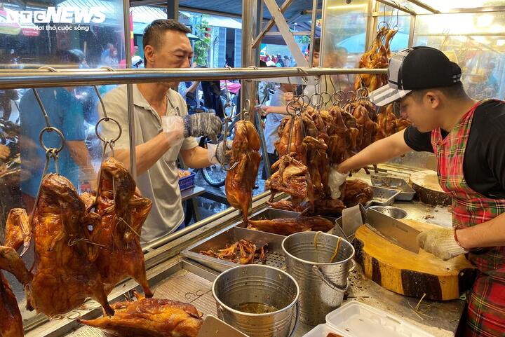 Tiệm vịt quay ở TP.HCM bỏ túi cả trăm triệu đồng mỗi ngày dịp 30/4 - 1/5 - Ảnh 4.