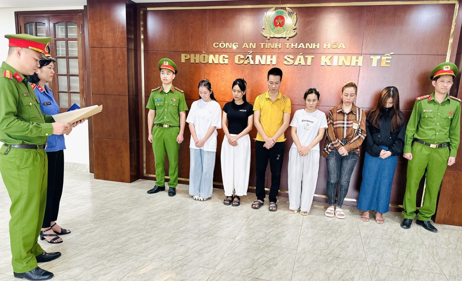 Triệt phá đường dây buôn bán nước hoa "khủng" giả mạo các thương hiệu nổi tiếng thế giới - Ảnh 1.
