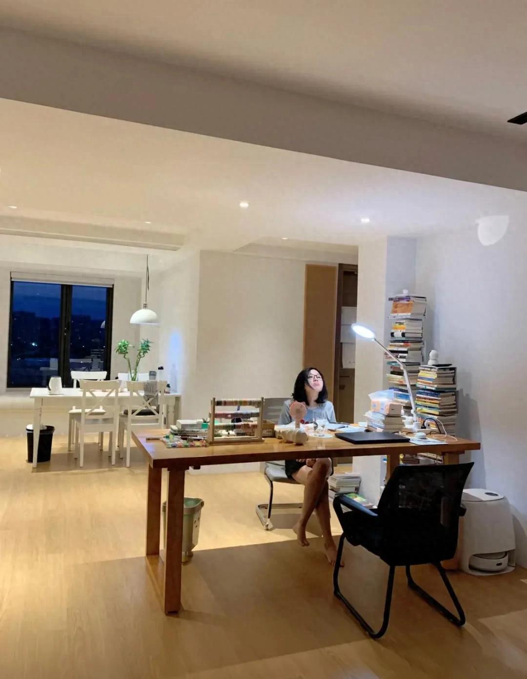 Căn nhà không có đồ decor cầu kỳ của gia đình 3 người lại khiến nhiều người thừa nhận: “Đây mới là giàu thật sự”!- Ảnh 1.