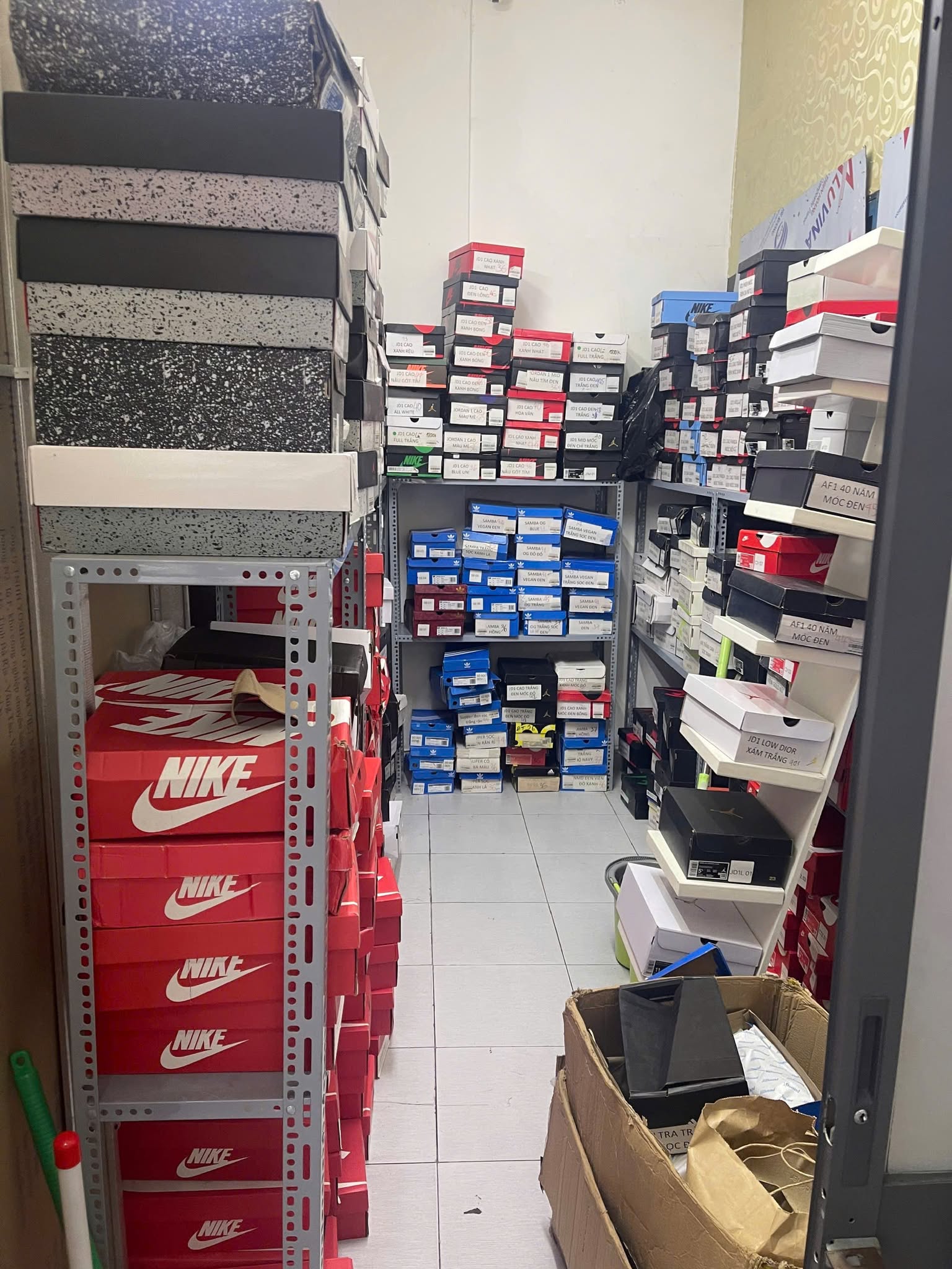 Cận cảnh kho hàng, lời khai gây sốc của ông chủ chuỗi K.W Sneaker Nguyễn Trần Việt Hoàng: Mua giày giả từ các hội nhóm online rồi bán thu lợi nhuận cao - Ảnh 2.