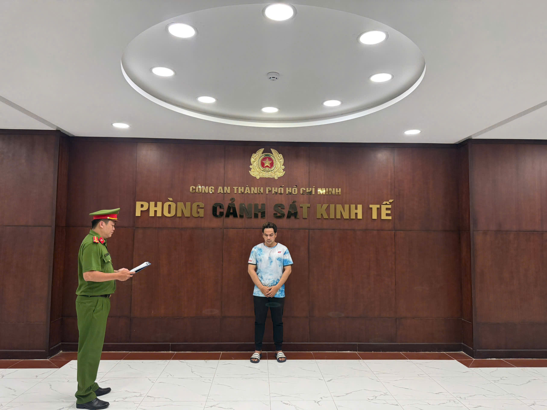 Bắt Nguyễn Trần Việt Hoàng, 33 tuổi tại TP.HCM - chủ chuỗi K.W Sneaker- Ảnh 2.