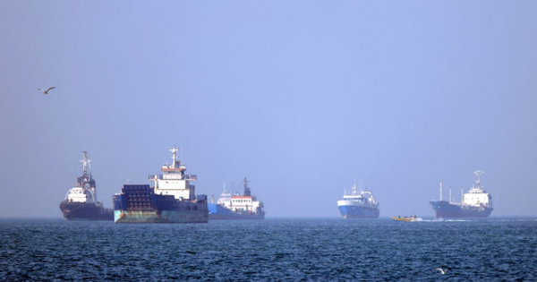 Lênh đênh trên biển hơn 2 tháng, một siêu tàu chở dầu vừa đi qua eo biển Hormuz, chở hơn 2 triệu thùng dầu hướng thẳng đến láng giềng Việt Nam