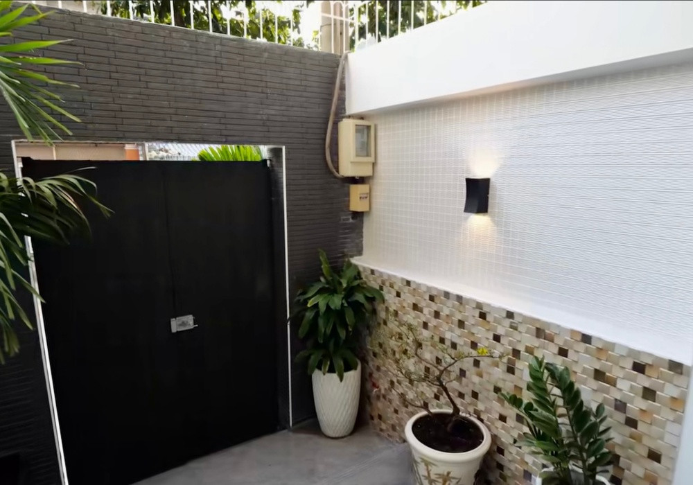 Cặp đôi quyền lực showbiz ở biệt thự ngoại ô sang như resort 5*: Sân thượng rộng đến mức có thể đạp xe, hồ bơi riêng trong khuôn viên nhà- Ảnh 3.