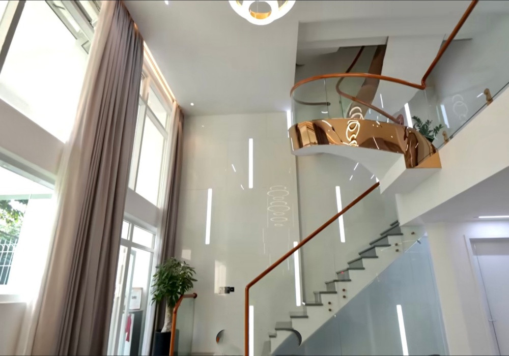 Cặp đôi quyền lực showbiz ở biệt thự ngoại ô sang như resort 5*: Sân thượng rộng đến mức có thể đạp xe, hồ bơi riêng trong khuôn viên nhà- Ảnh 7.