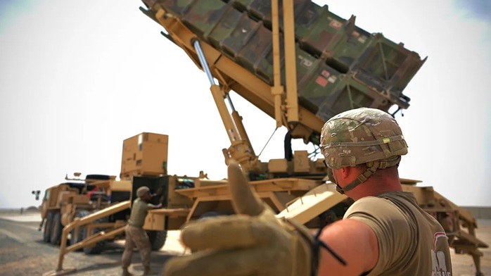 Lo Mỹ "cạn tên lửa" vì chiến sự với Iran, NATO họp khẩn- Ảnh 1.