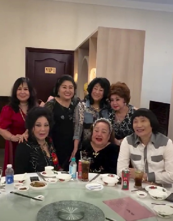 Bà trùm quyền lực từ Mỹ về nước, gặp mặt hai NSND- Ảnh 3.