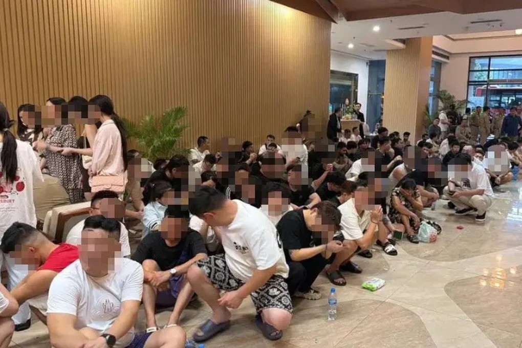 Đột kích hai tòa nhà của tỷ phú, công an thu giữ hơn 900 thiết bị điện tử, tạm giam 'hàng trăm cán bộ online'  - Ảnh 1.