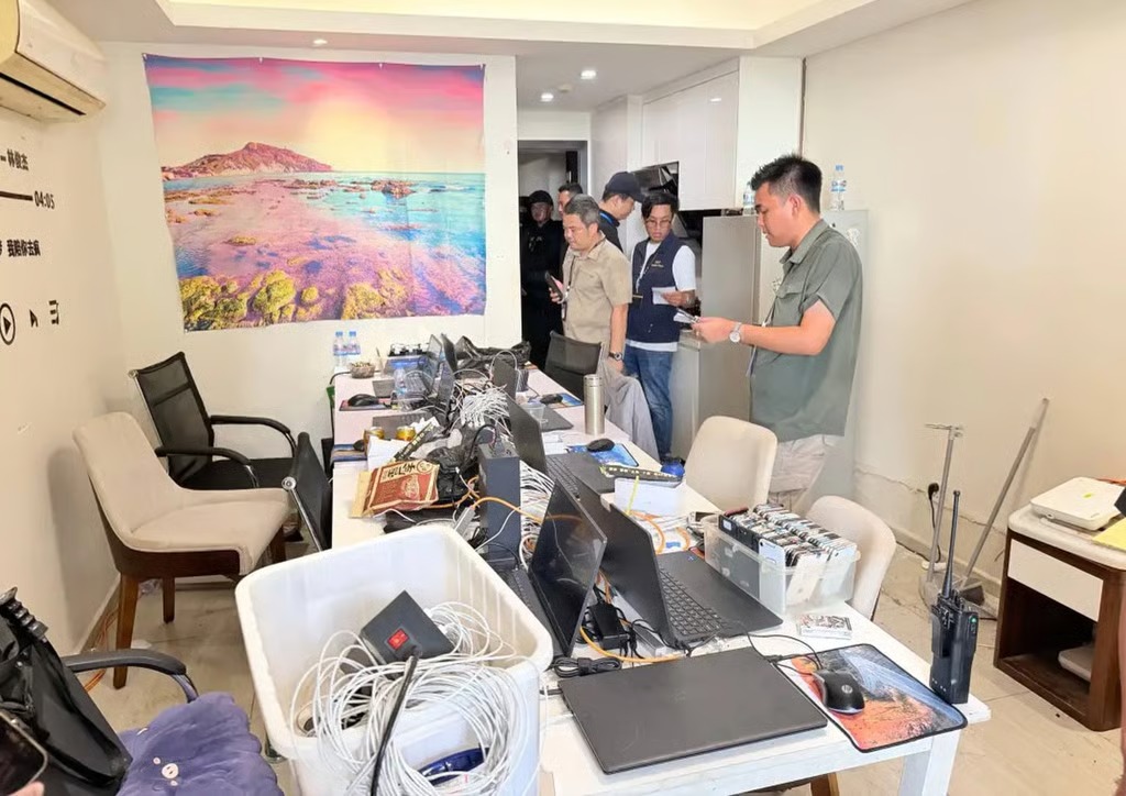 Đột kích hai tòa nhà của tỷ phú, công an thu giữ hơn 900 thiết bị điện tử, tạm giam 'hàng trăm cán bộ online'  - Ảnh 2.