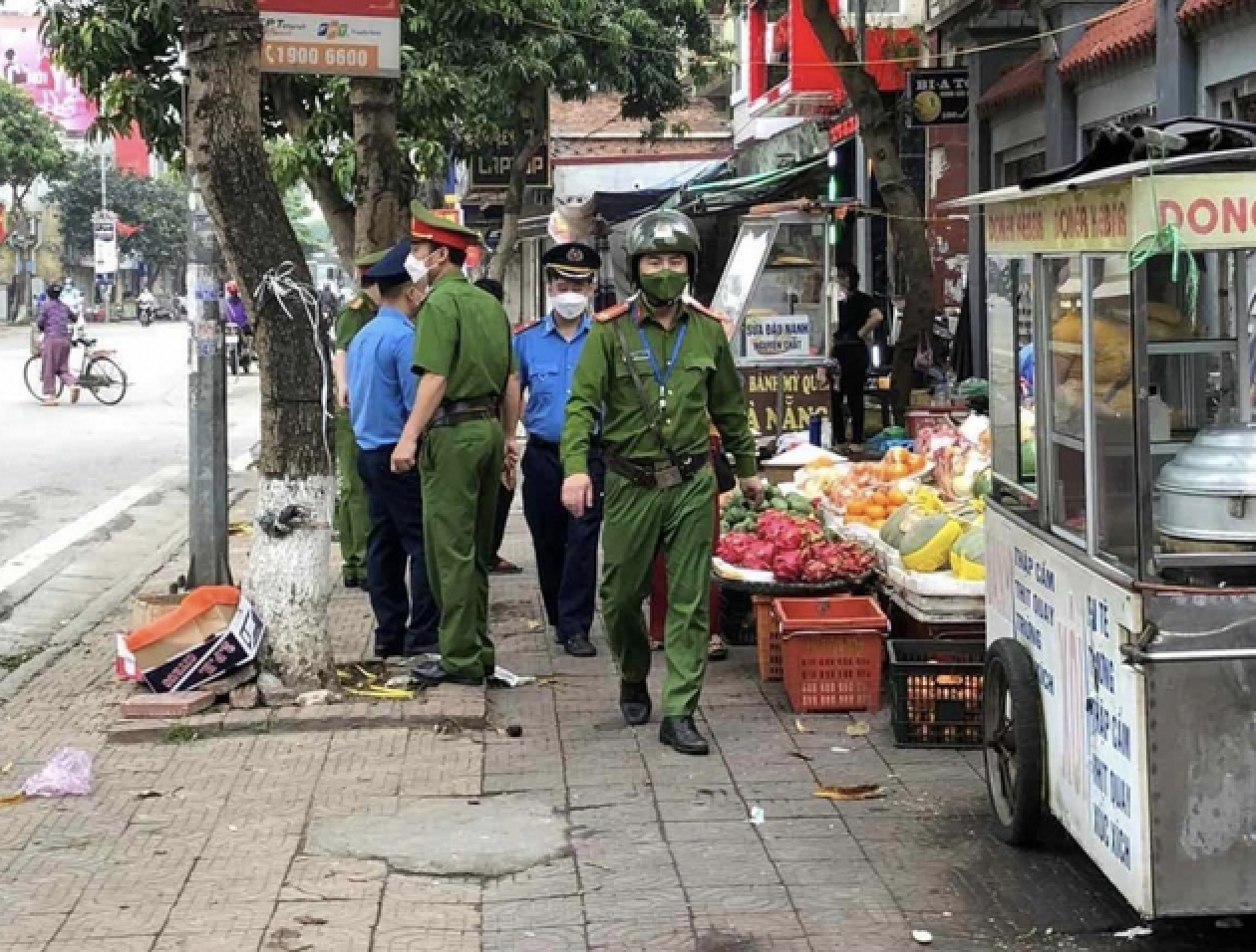 Hà Nội đề xuất tăng phạt lấn chiếm vỉa hè , lòng đường năm 2026 - Ảnh 1.