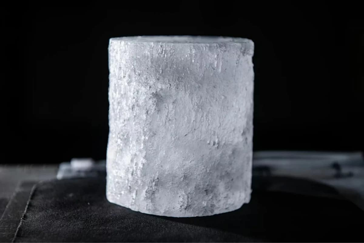 Sau khi phân tích 300 kg băng Nam Cực, các nhà khoa học phát hiện một điều rất kỳ lạ bên trong - Ảnh 2.